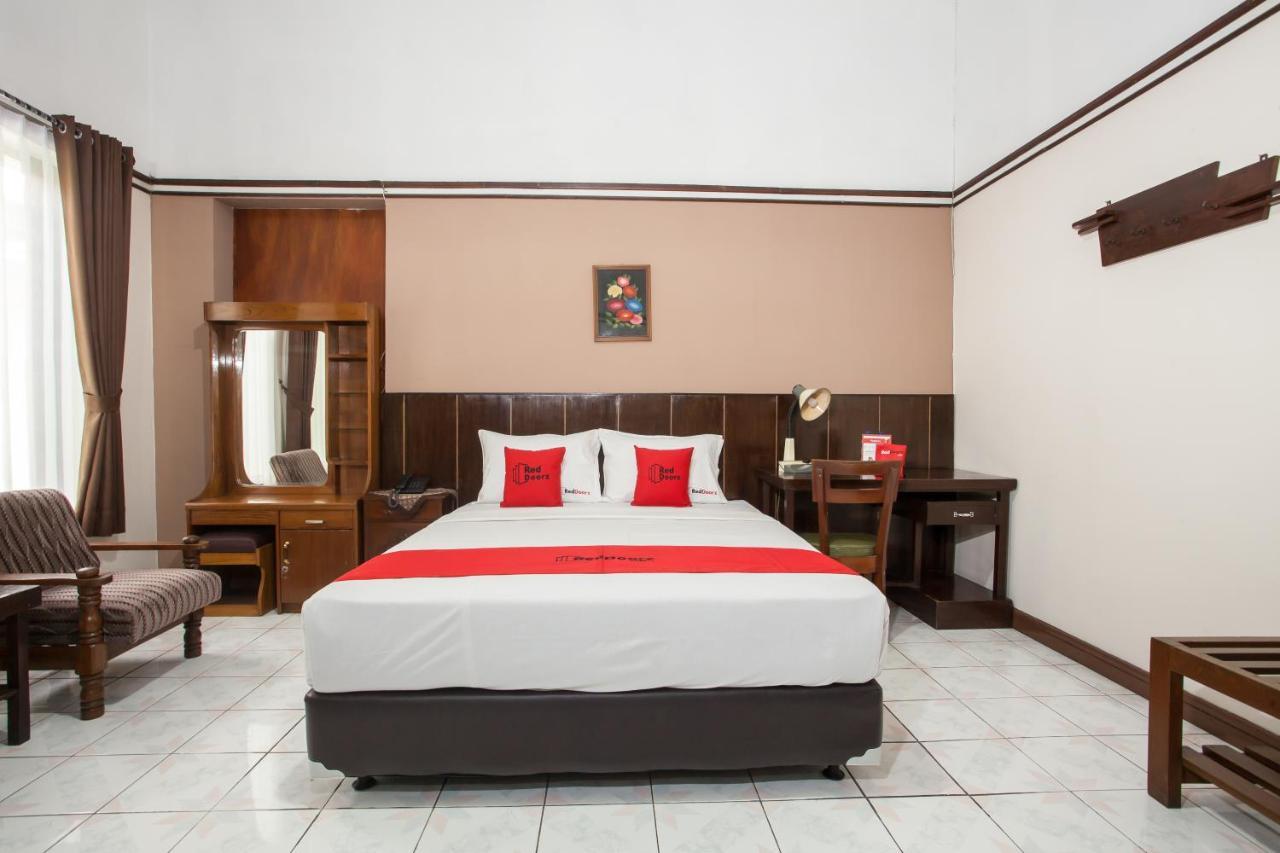 Reddoorz Near Balai Kota Malang Hotel Exterior photo